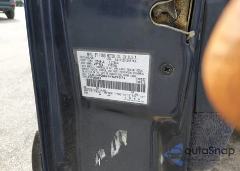 1995 Lincoln Town Car Signature/Spinnaker z USA, uszkodzony, nr VIN 1LNLM82W6SY629571